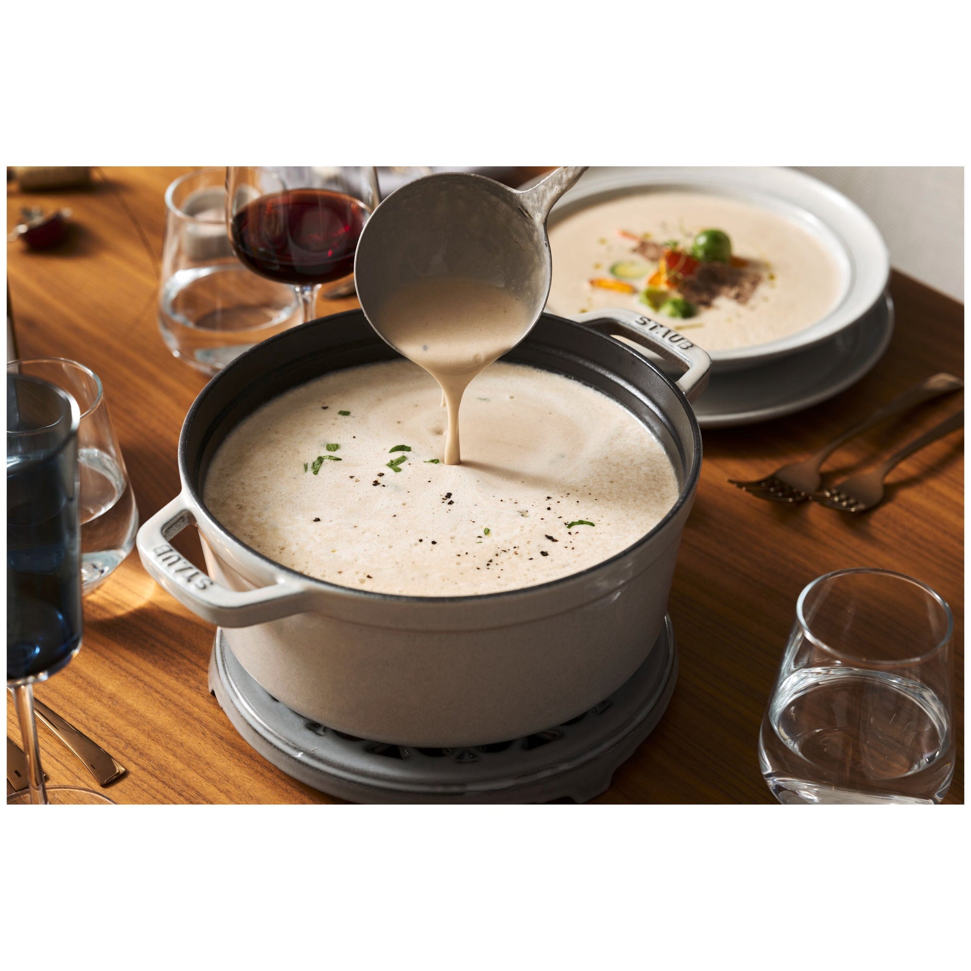 STAUB - Cocotte Redonda de 28cm de Hierro Fundido Blanco Trufa, 6.7L / 7.09Qt image 5