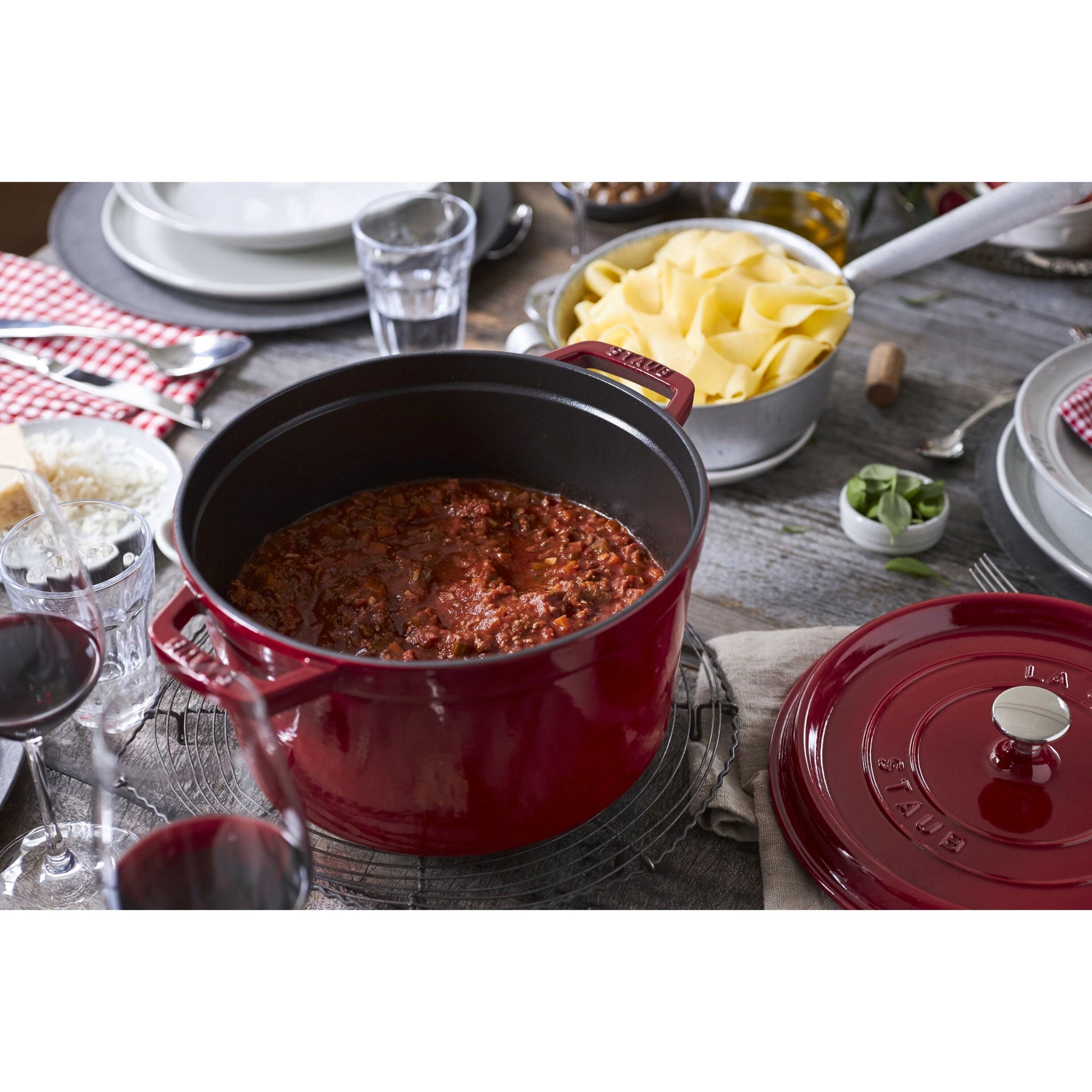 STAUB - Cocotte Redonda de 24cm en Color Cereza image 2