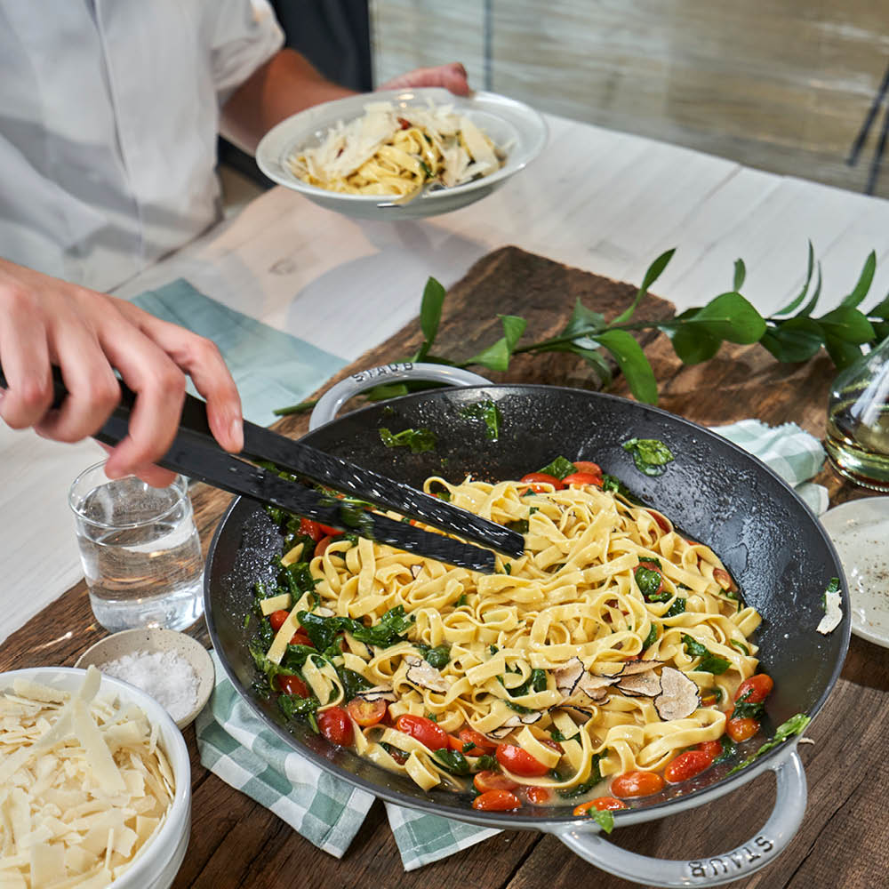 STAUB - Wok con Tapa de Vidrio de 37cm en Negro - Hierro Fundido Redondo image 4